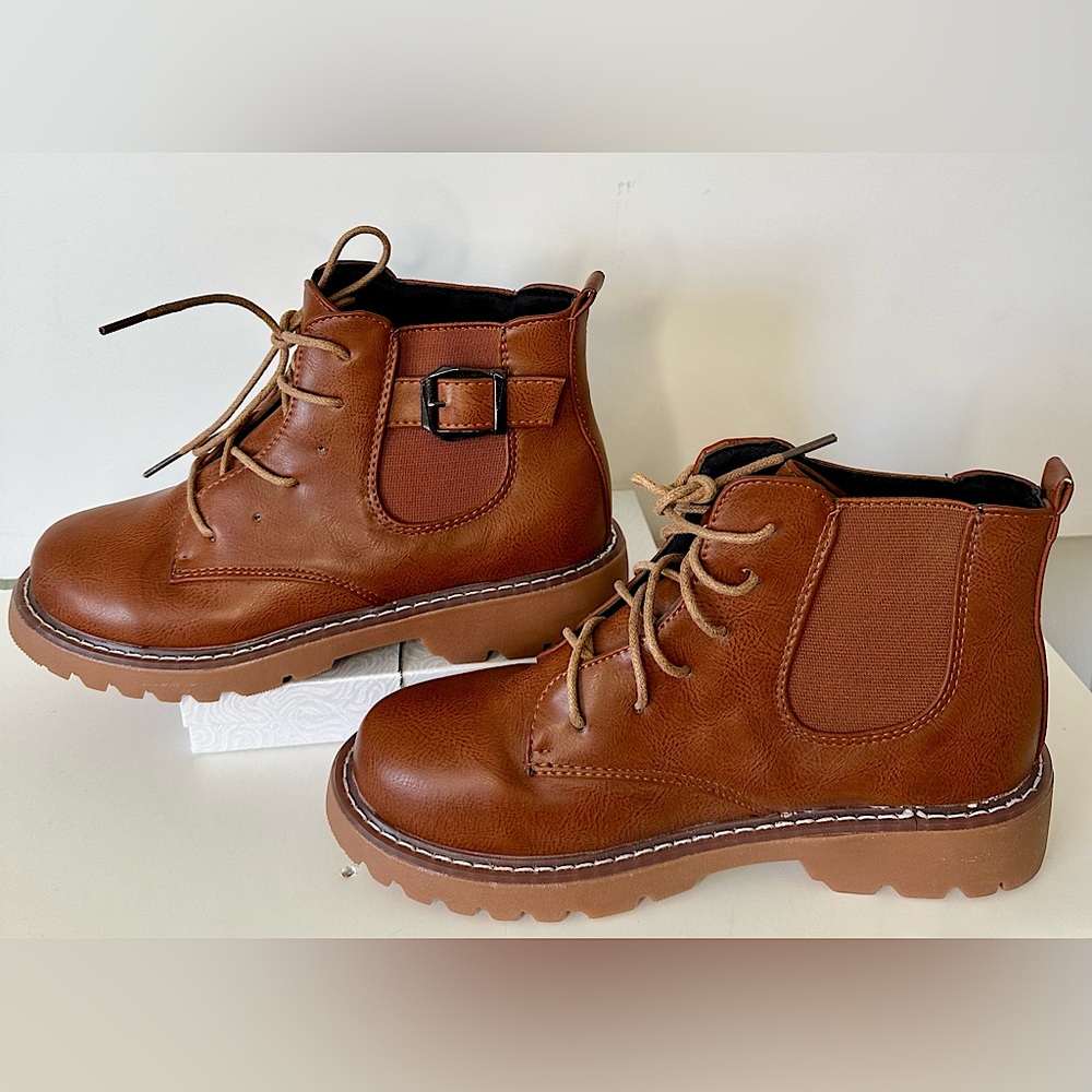 New Women’s Camel brown ankle lug sole boots sz 7 (37) but fits like sz 6
